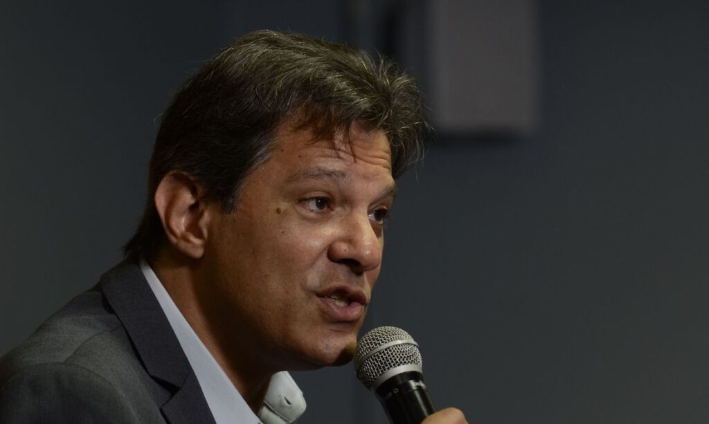 Haddad compartilha publicacao de Casagrande sobre caso de Robinho e e criticado por racismo