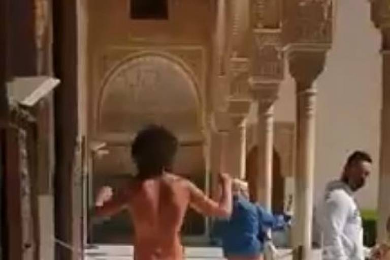 Homem e flagrado correndo nu por patrimonio mundial da Unesco na Espanha
