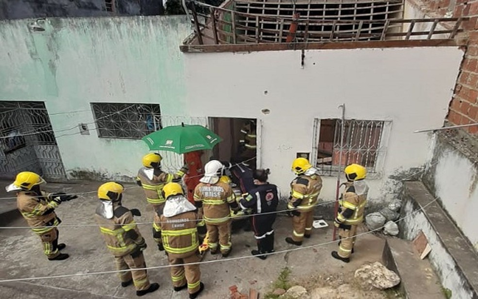 Homem fica soterrado apos teto de casa desabar na Zona Oeste de Aracaju