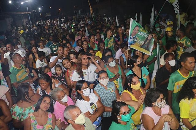 Japaratuba Com candidatura indeferida Lara Moura promove bandeiraco com aglomeracao
