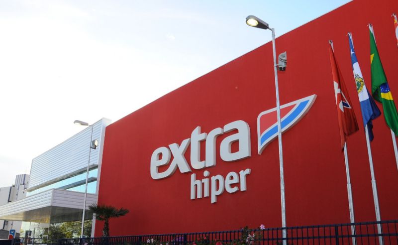 Loja-de rede-de-supermercados-obriga-casal-negro-a-esvaziar-bolsa-e-encontra-Bíblia-em-SP