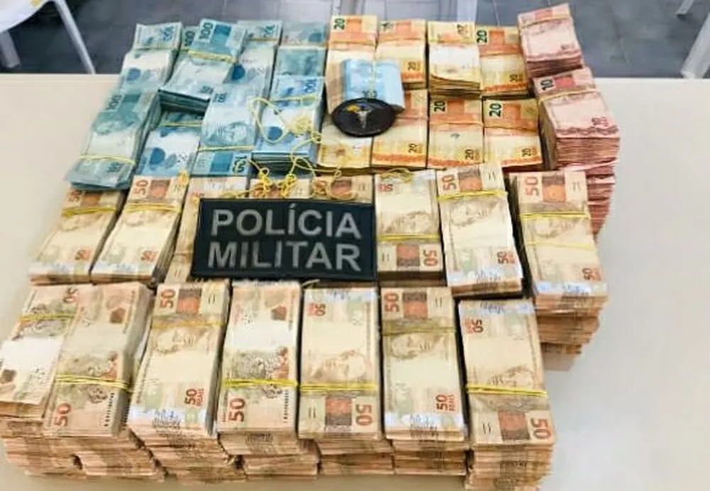 Mais de R 12 milhao sao apreendidos em bau de caminhao em Gloria