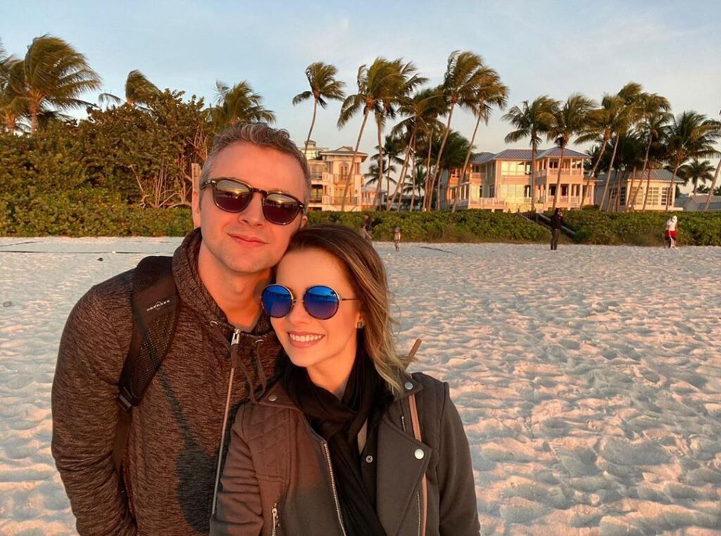 Marido de Sandy diverte a internet ao comentar meu casal na foto do cunhado
