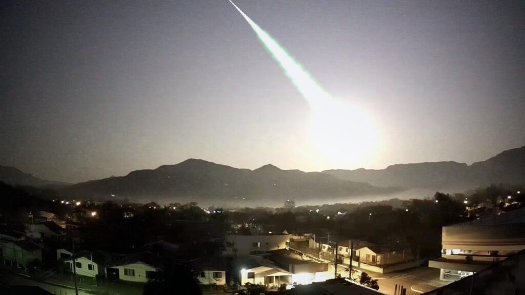 Meteoro impressionante explode e faz noite virar dia no sul do Brasil veja