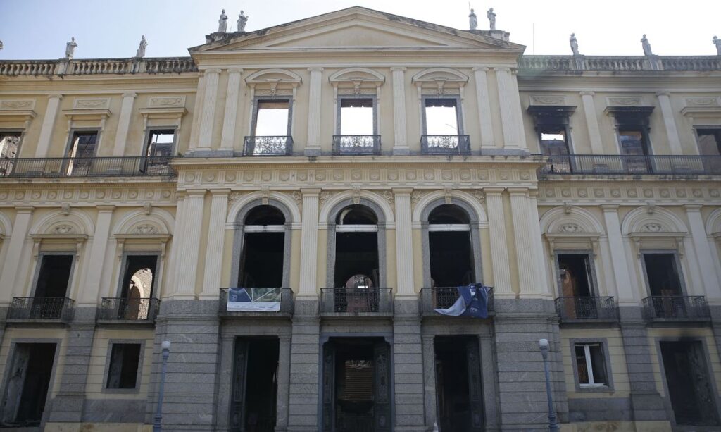 Ministro-da-Educação-se-compromete-a-ajudar-o-Museu-Nacional