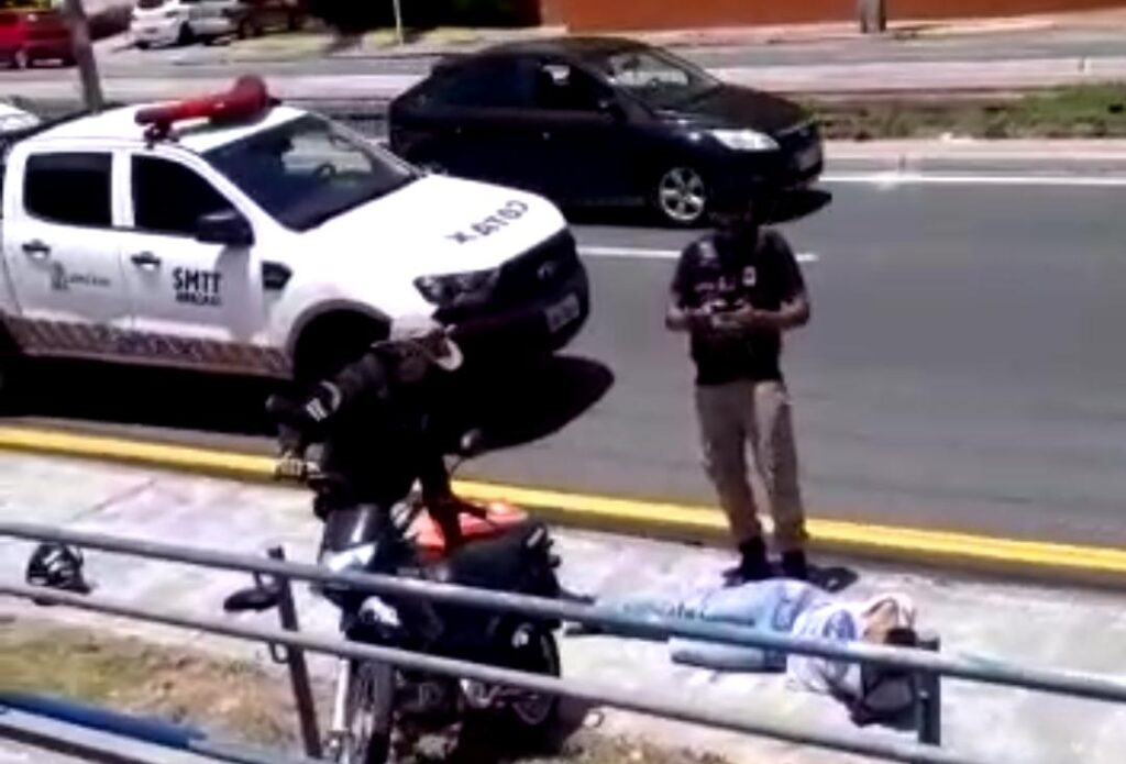 Motociclista sofre acidente apos nao parar em abordagem de agentes da SMTT em Aracaju