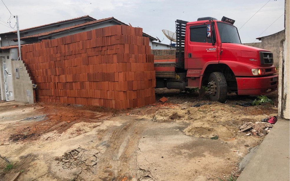 Motorista descarrega mais de 5 mil tijolos e deixa caminhao preso em lote veja video