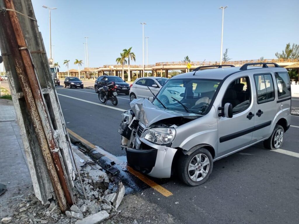 Motorista perde controle da direcao e colide contra poste Avenida Beira Mar