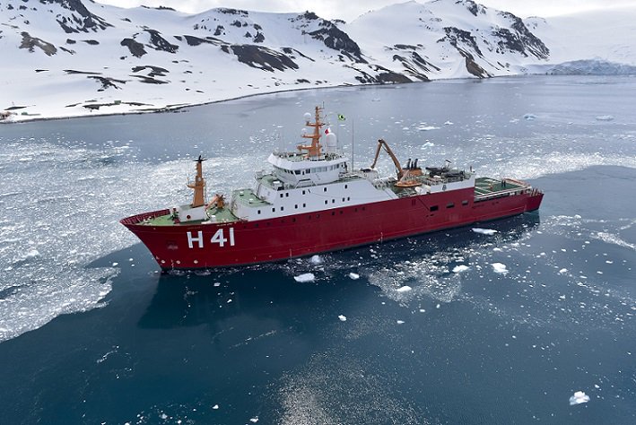Navio Polar Almirante Maximiano parte com destino a Antartica