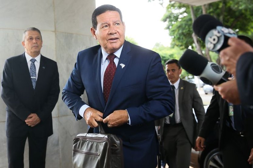 O governo vai comprar a vacina chinesa logico que vai garante Mourao