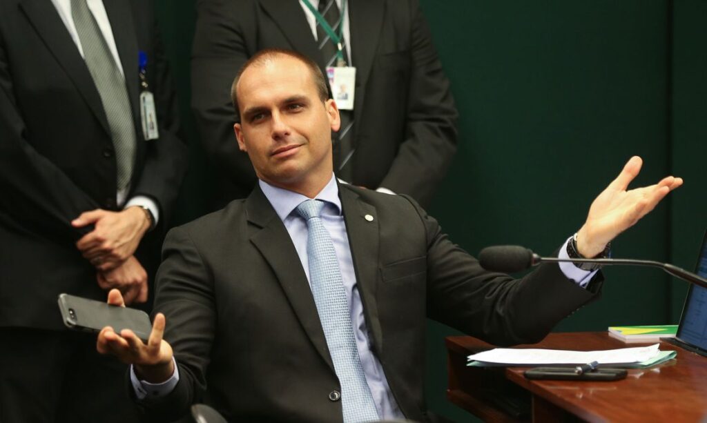PF mira Eduardo Bolsonaro e pede a acesso a dados da CPI das Fake News diz jornal