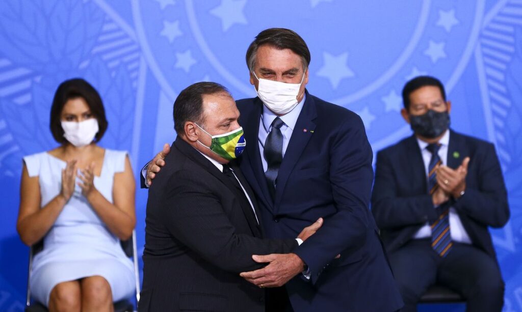 Pazuello nega crise no governo Bolsonaro e afirma Um manda o outro obedece