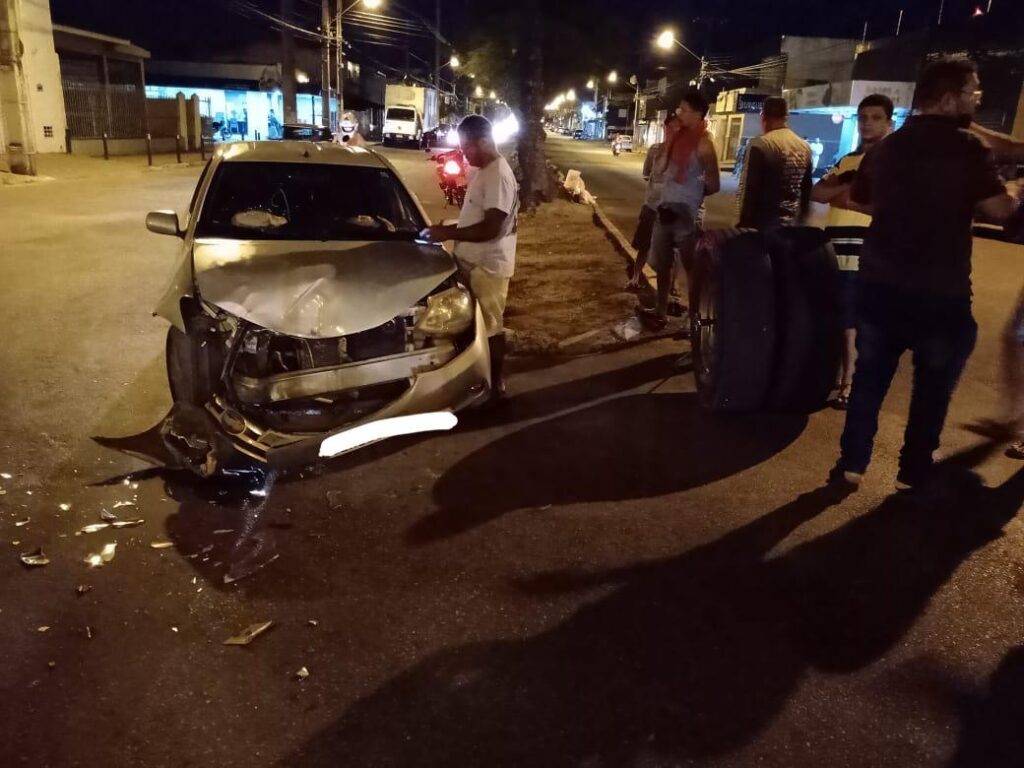 Pneu duplo solta de caminhao e atinge carro na Avenida Maranhao
