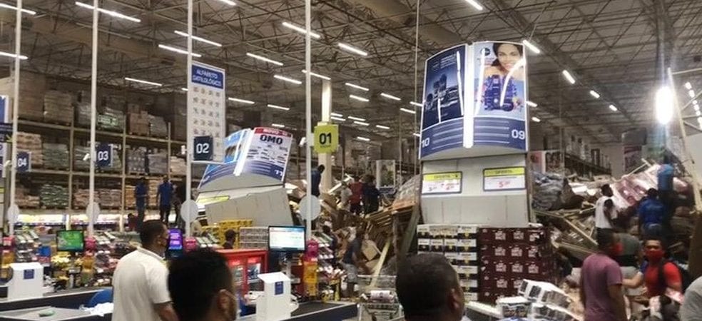 Prateleiras com produtos desabam em supermercado e deixam um morto e feridos veja video