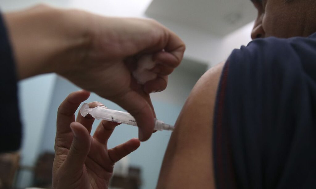 Primeiras doses da vacina CoronaVac chegam ao Brasil em uma semana diz governador de Sao Paulo