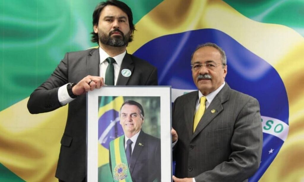 Primo de filhos de Bolsonaro trabalha no gabinete de senador flagrado com dinheiro na cueca