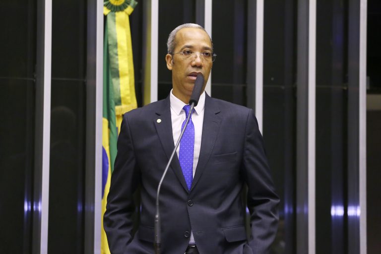 Projeto criminaliza promocao de ideologia de genero nas escolas