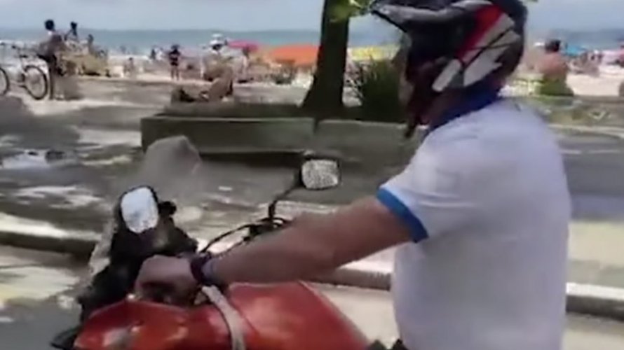 Sem mascara Bolsonaro anda de moto no Guaruja fala com apoiadores e causa aglomeracao assista