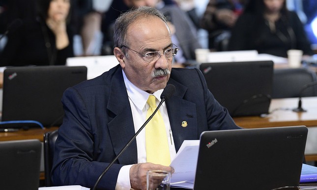 Senador das cuecas decide pedir afastamento por 120 dias