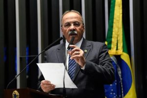 Senadores estudam manobras para manter senador pego com dinheiro na cueca no cargo