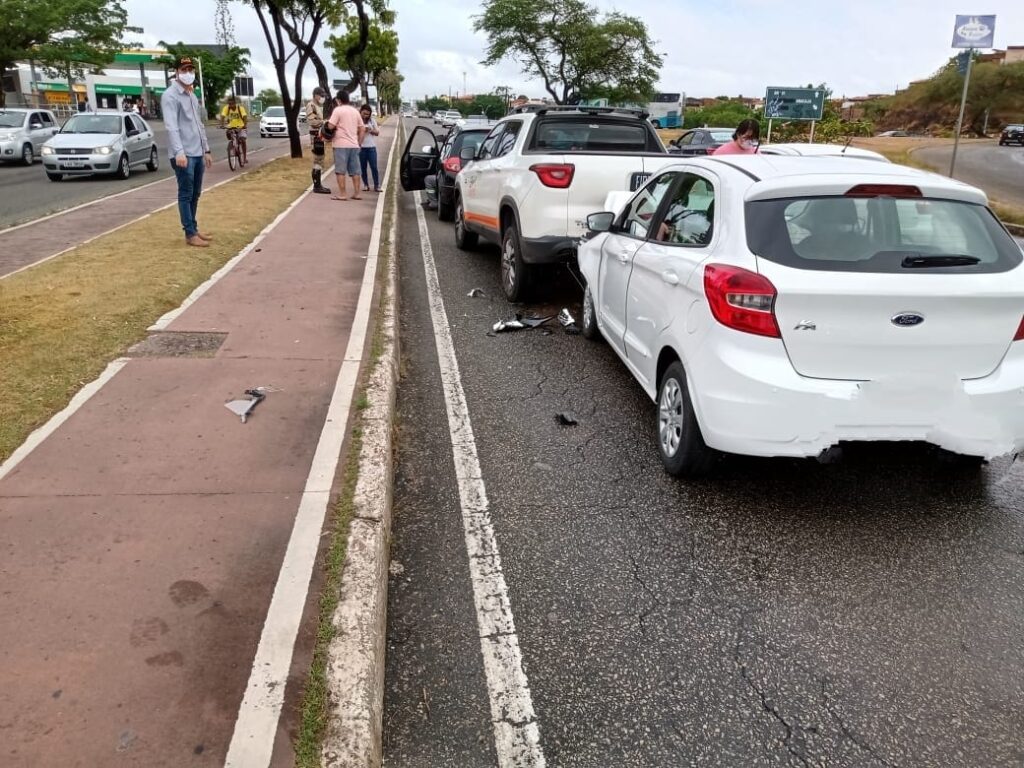 Tres carros se envolvem em um engavetamento na Avenida Tancredo Neves