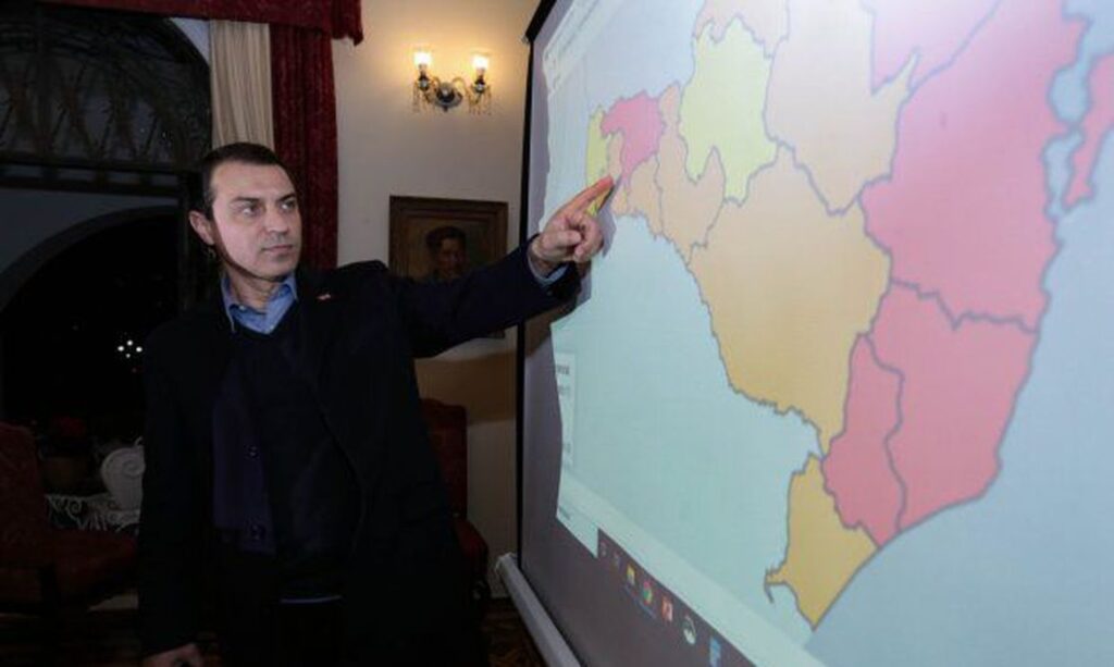 Tribunal especial afasta governador de Santa Catarina