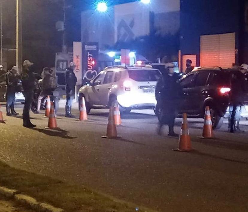 Uma pessoa e presa por embriaguez ao volante e sete carros recolhidos durante blitz da Lei Seca em Aracaju