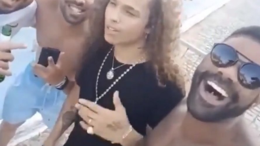 Video Vitao fica constrangido apos supostos fas tirarem sarro dele