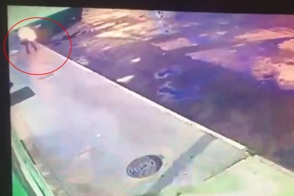 Video mostra momento exato em que homem coloca fogo em morador de rua que dormia no DF