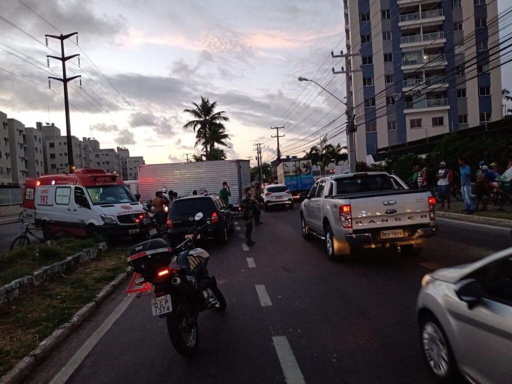Acidente entre caminhao e motocicleta deixa feridos em Aracaju