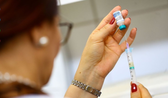 Anvisa autoriza retomada de testes da Coronavac