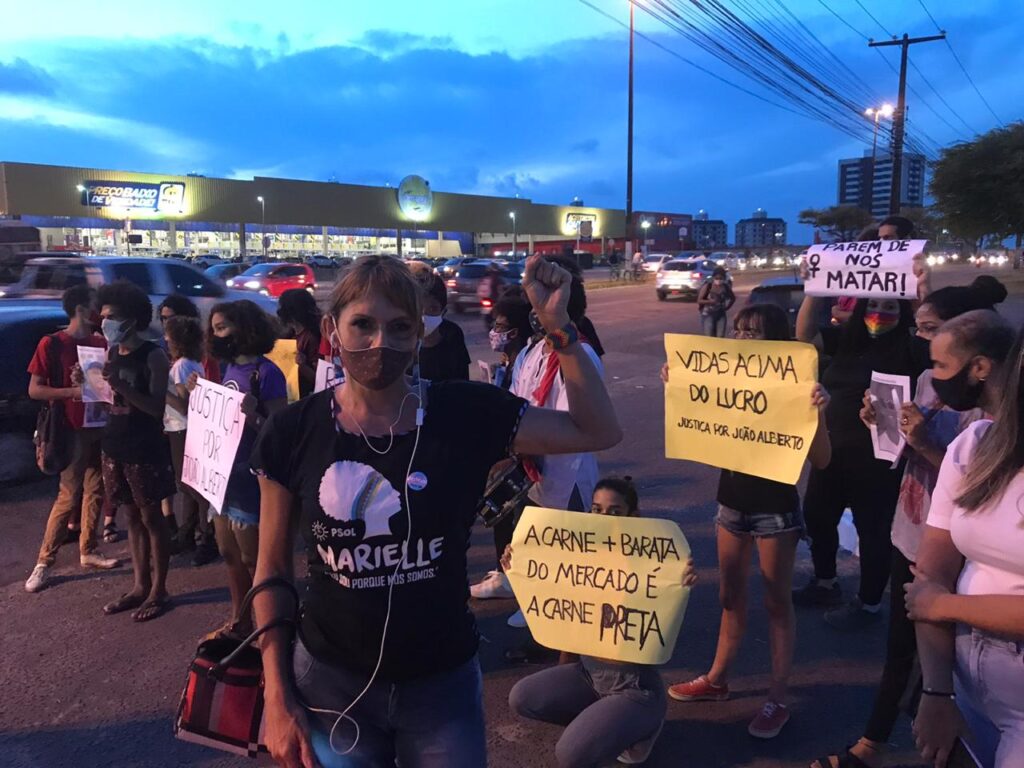 Apos morte de homem negro em supermercado grupo protesta em frente ao Makro em Aracaju