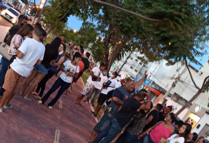Apos morte de homem por um PM familia protesta no Conjunto Augusto Franco