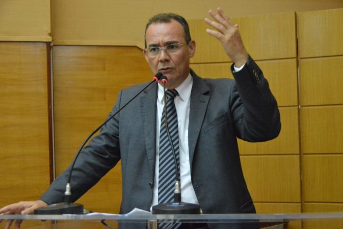 Apos saida da Petrobras de Sergipe deputado afirma que estatal esta a servico de outros interesses