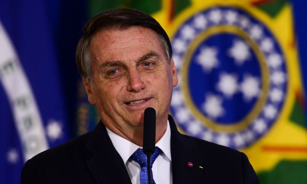 Bolsonaro comemora suspensao de testes da vacina chinesa contra a covid 19