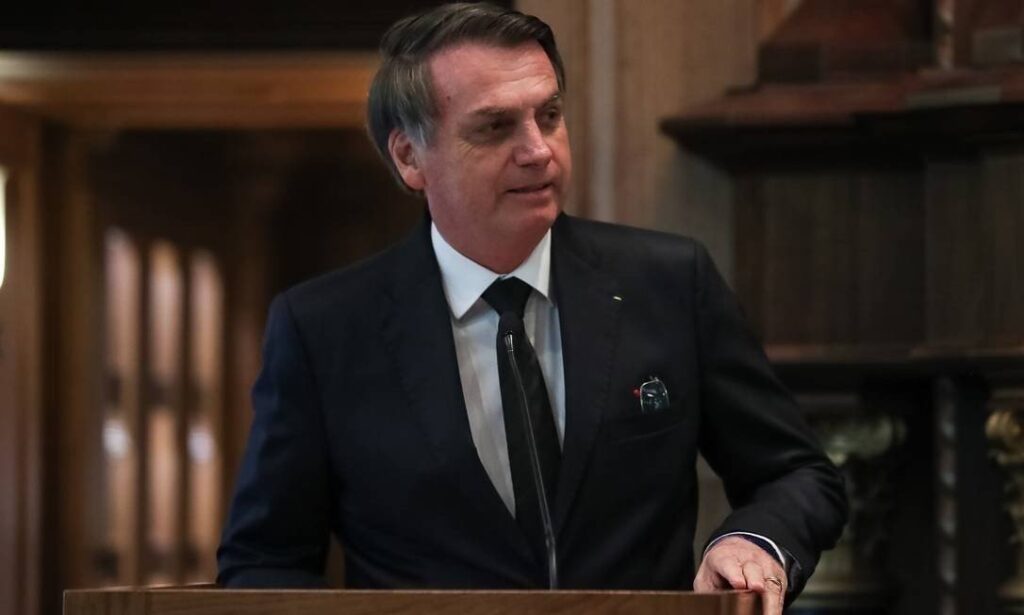 Bolsonaro defende voto impresso ao sugerir que sistema de apuracao no Brasil deixa duvidas
