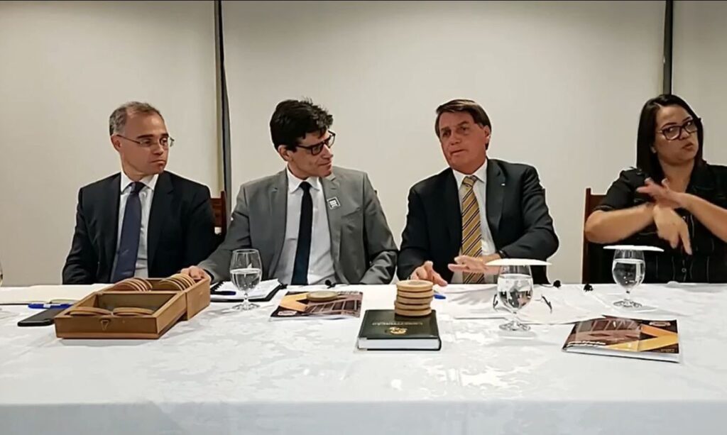 Bolsonaro pede que paises ajudem a combater comercio ilegal de madeira