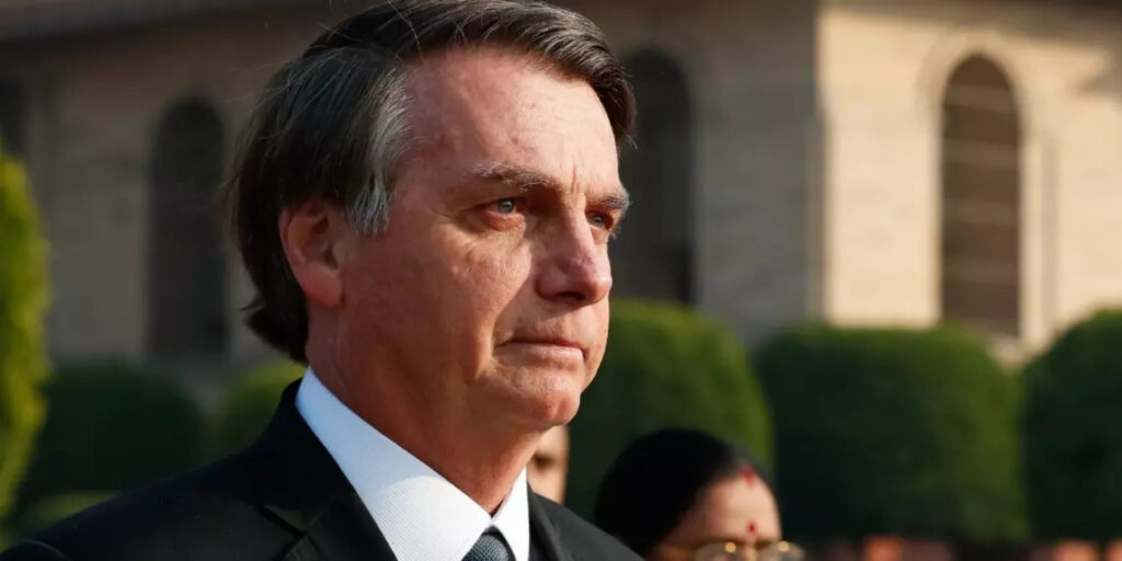 Bolsonaro visita bairro onde iniciou carreira politica e cumprimenta moradores sem mascara