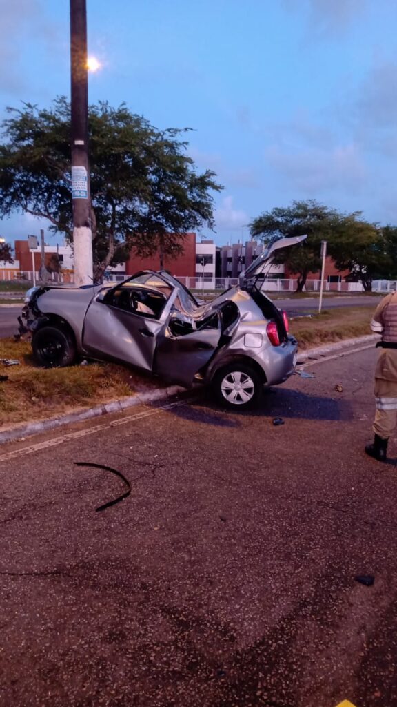 Carro colide em poste na Avenida Tancredo Neves motorista nao foi encontrado no local