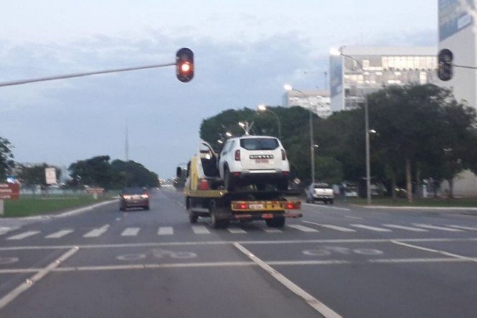 Carro invade espelho dagua do Ministerio da Justica e policia suspeita de atentado