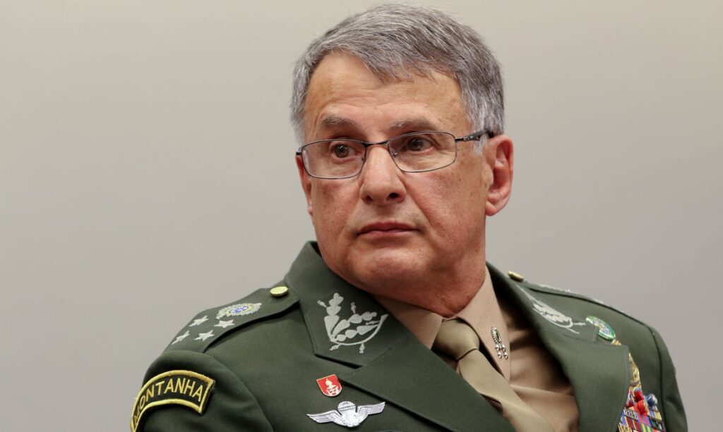 Comandante do exercito fratura o femur e passara por cirurgia em Brasilia