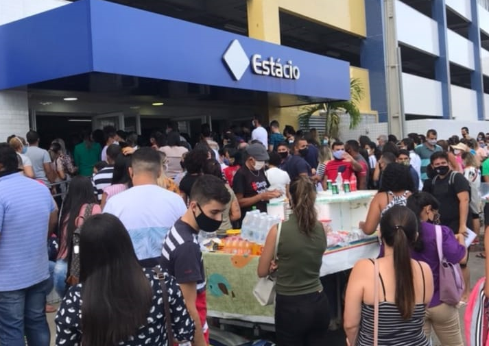 Concurso da Barra Banca nao abre portoes e causa aglomeracao na entrada da Estacio