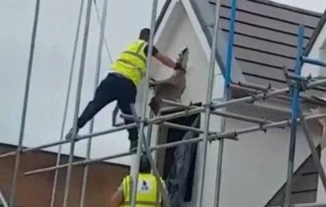 Construtor destroi fachada de duas casas apos nao receber pagamento