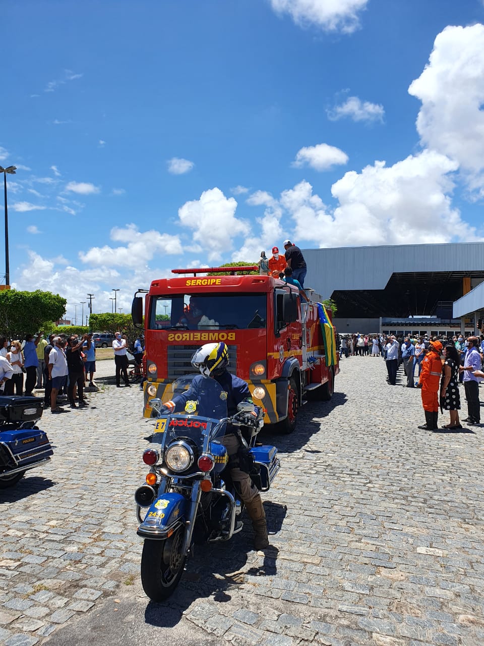 Cortejo com cinzas do ex governador Joao Alves percorre Aracaju em carro dos bombeiros veja fotos 3