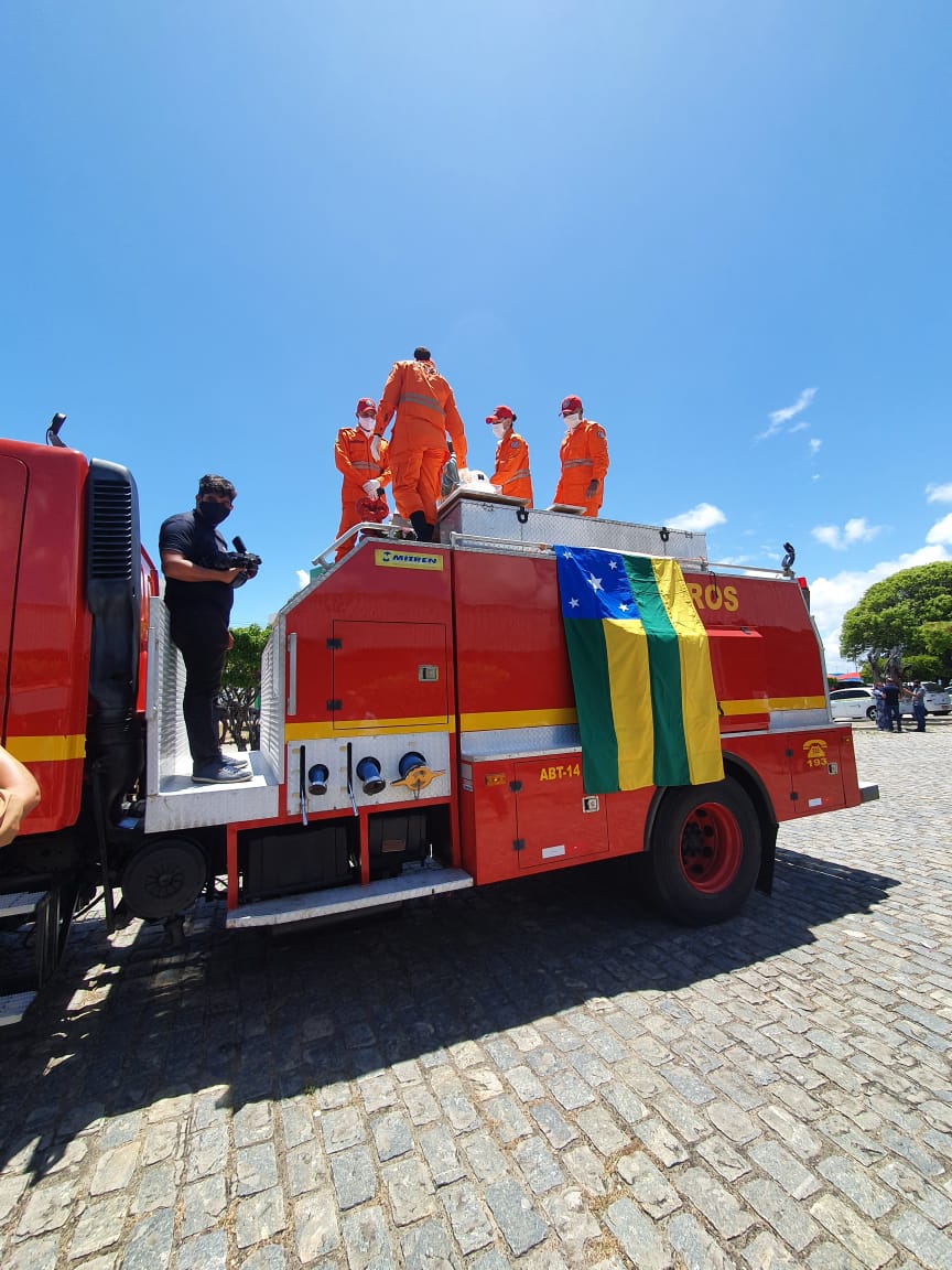 Cortejo com cinzas do ex governador Joao Alves percorre Aracaju em carro dos bombeiros veja fotos 4