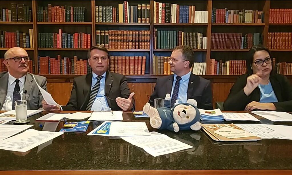 Covid-19-plano-de-imunização-está-praticamente-pronto-diz-Bolsonaro