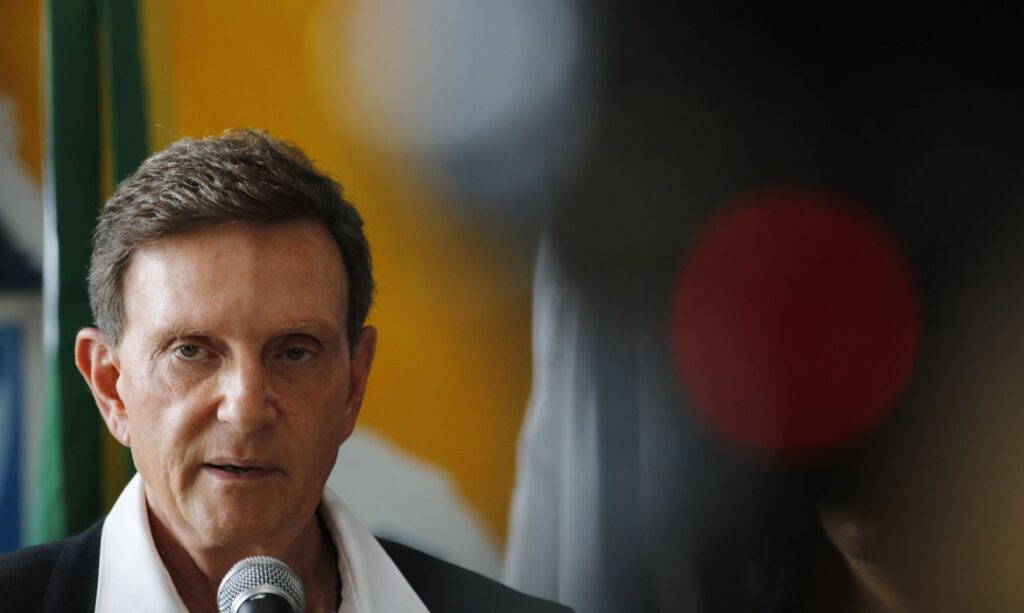 Crivella da cargo a mulher que pediu emprego durante ato de campanha