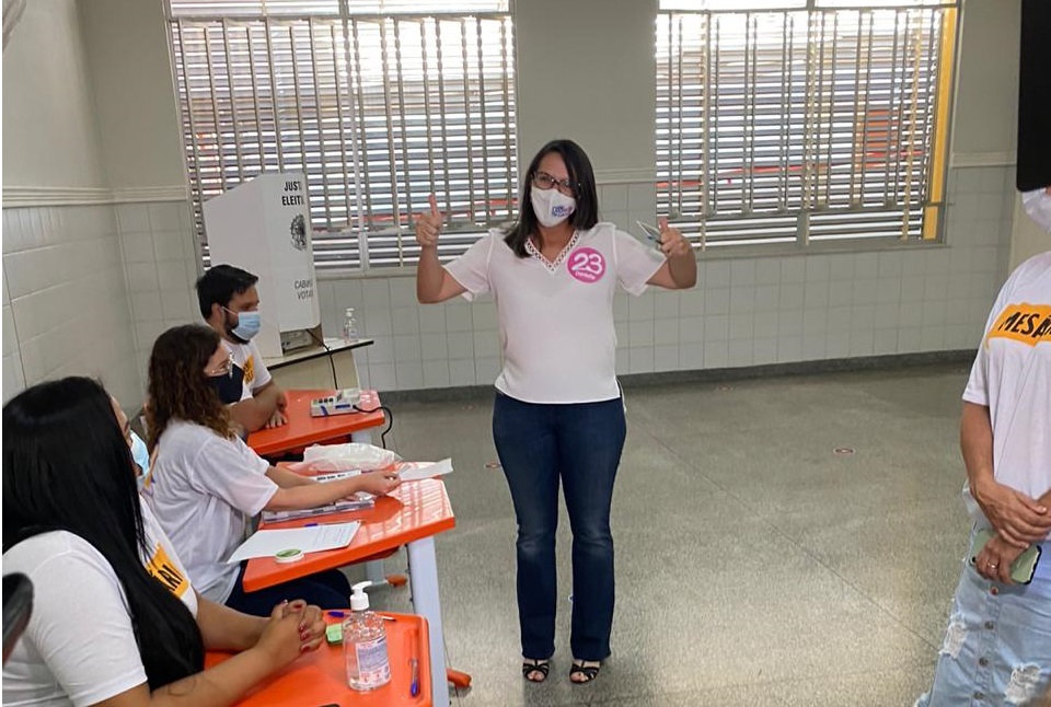 Danielle Garcia vota na secao eleitoral do Colegio Salvador