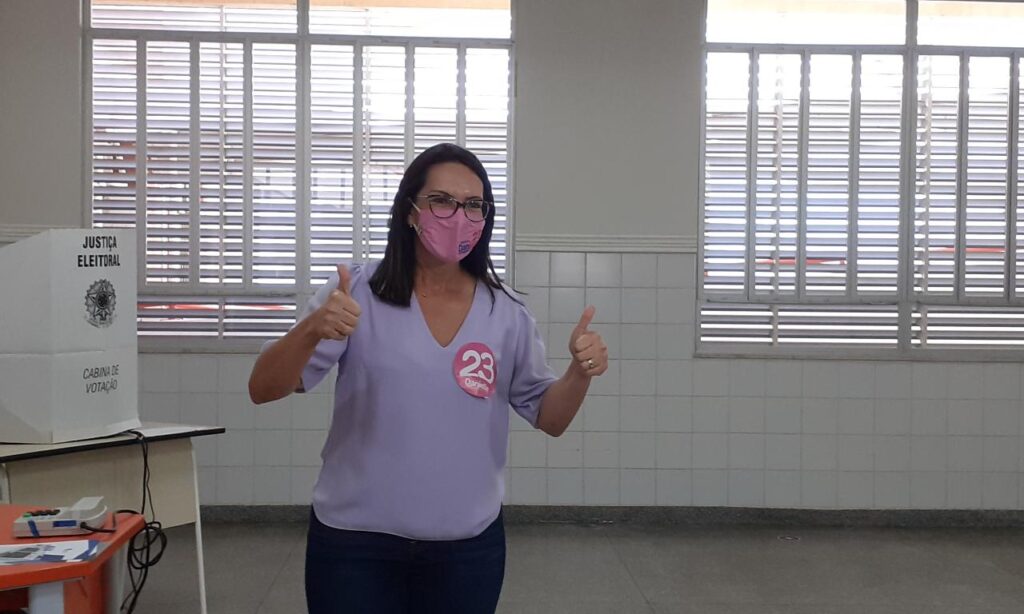 Danielle vota em escola nos Jardins critica falta de debate e possivel relacao com a Camara