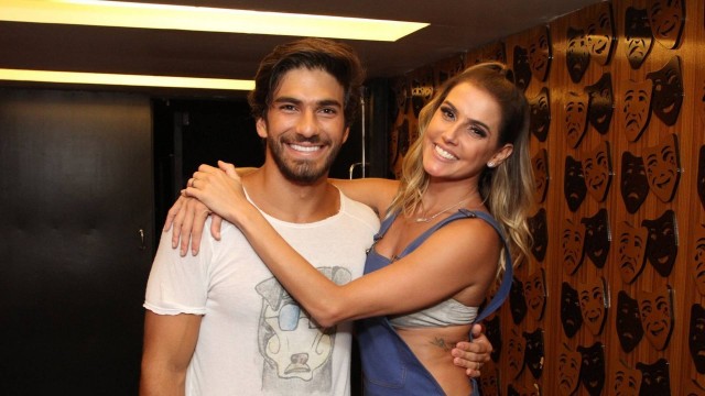 Deborah Secco posta foto nua com marido e faz declaracao confira imagem